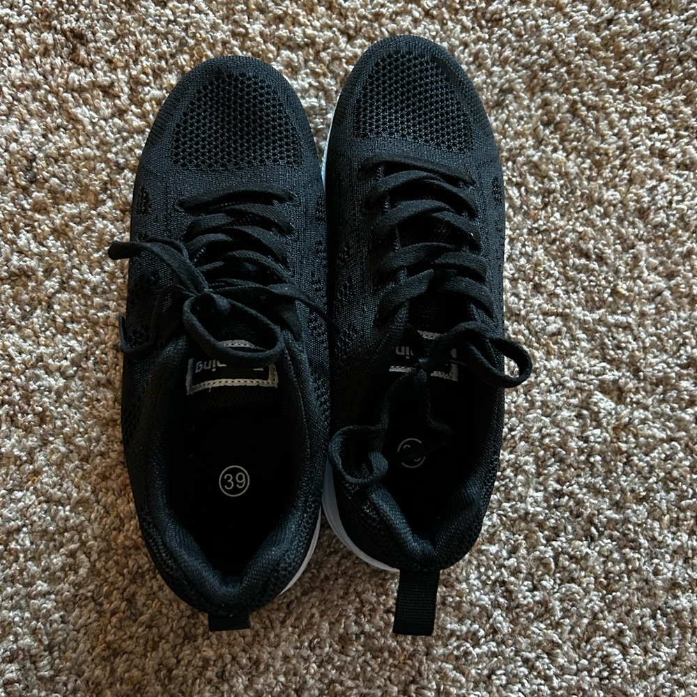 Black tennis shoes